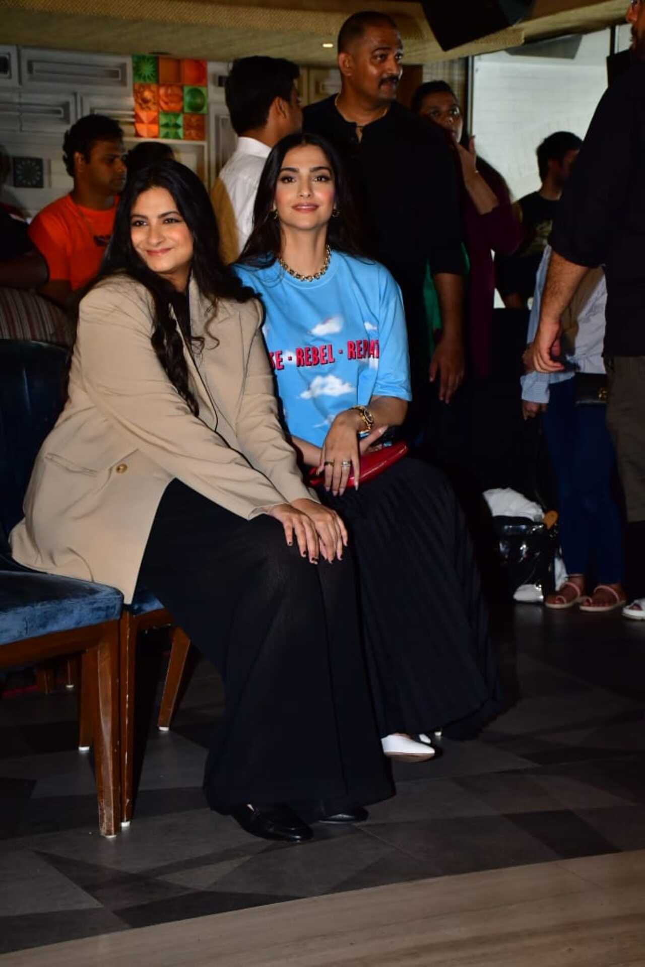 Sonam and her younger sister Rhea posed for pictures together